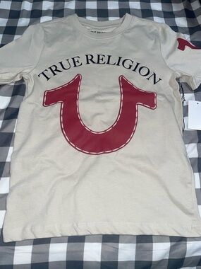 True Religion Cream Tee with Red Horseshoe Graphic